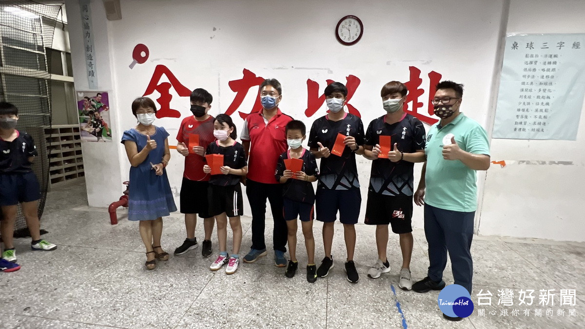 光華國小家長會長與副會長全力支持桌球隊贈送獎金予鼓勵。（簡千翔提供）
