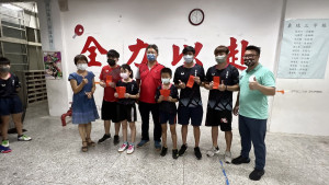 光華國小家長會長與副會長全力支持桌球隊贈送獎金予鼓勵。（簡千翔提供）