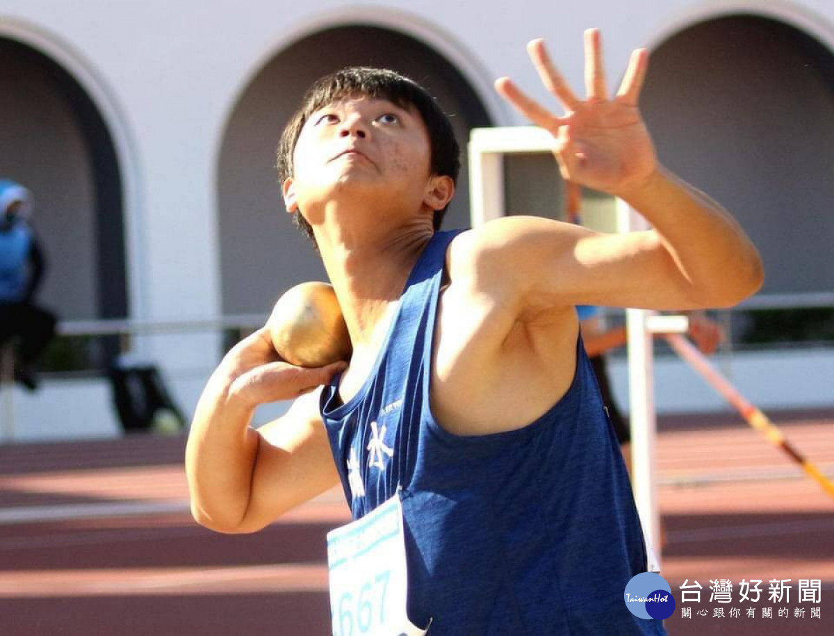 耀寬現在就讀清水國中體育班三年級，專攻鐵餅及鉛球。
