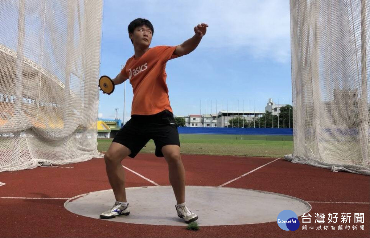 耀寬現在就讀清水國中體育班三年級，專攻鐵餅及鉛球。