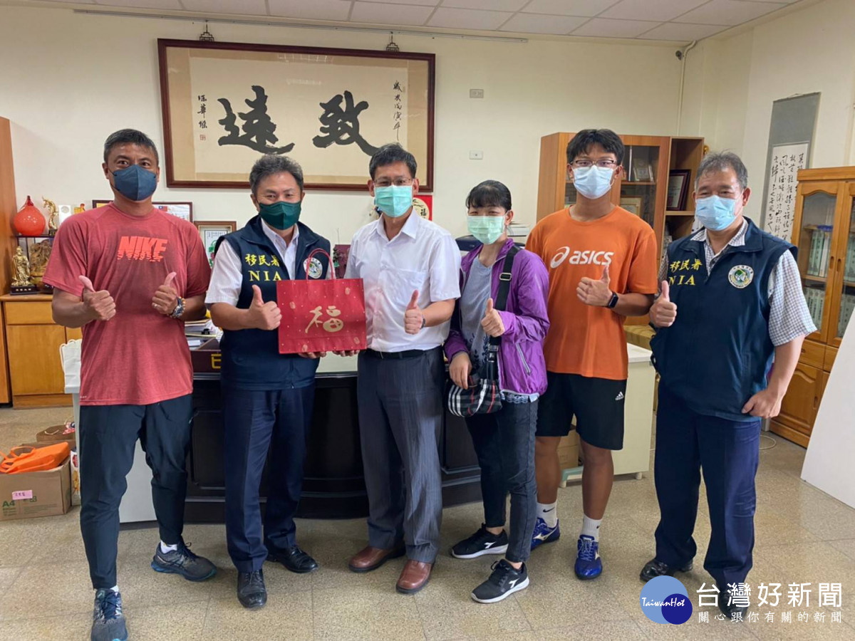 移民署中區事務大隊臺中市第二服務站周佑仁主任拜訪2022年總統教育獎殊榮的程耀寬同學。