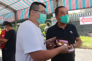 莊主委贈套幣和項鍊感謝張姓夫妻支持捐血。（記者扶小萍攝）