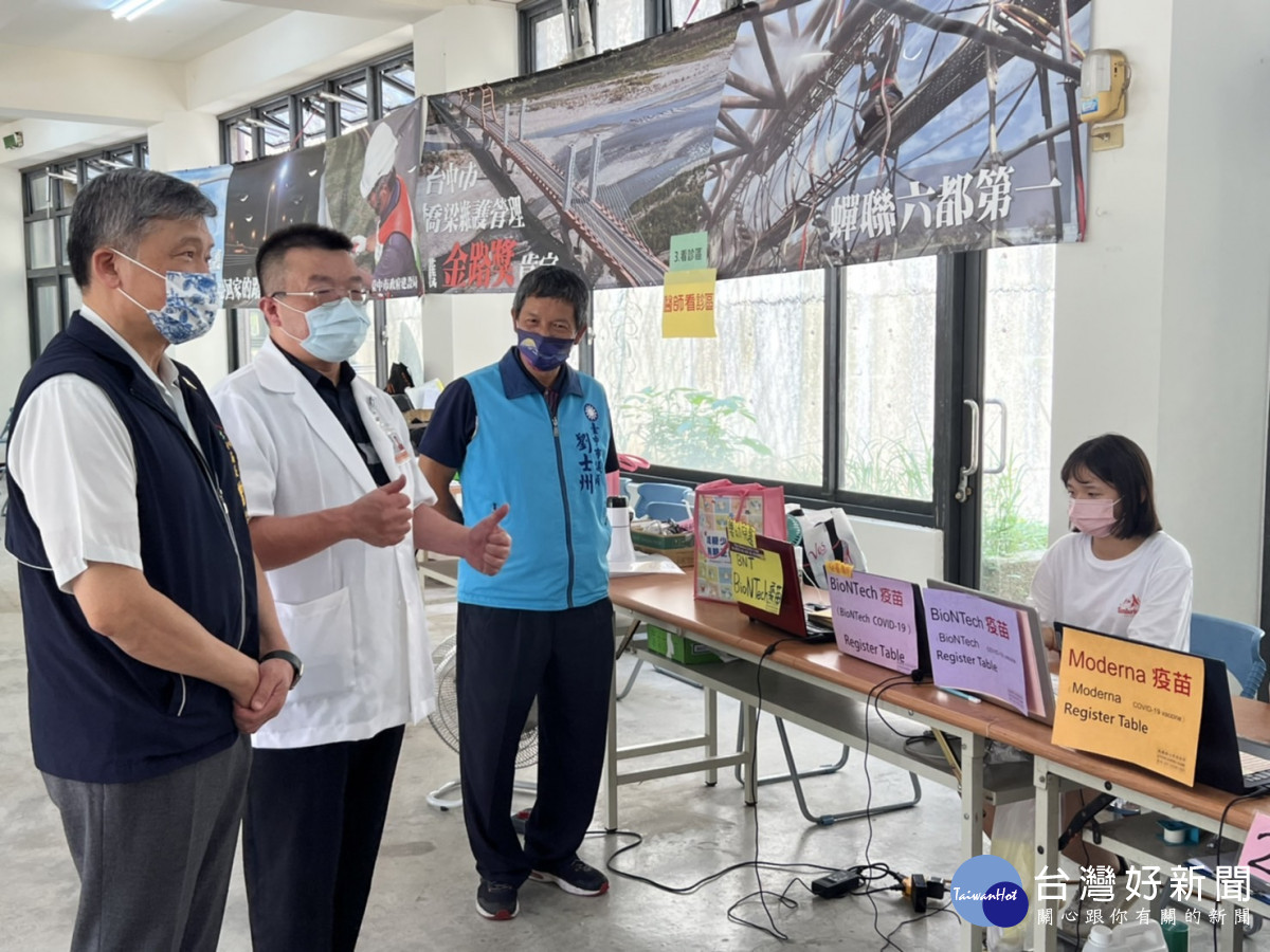 台中市衛生局長曾梓展(左一)巡視文心森林公園外展站疫苗施打情形。