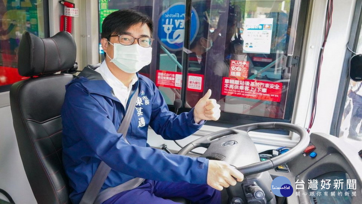 ▲陳其邁表示，除現有20條幹線公車加密外，還有以6台全新電動公車營運新闢路線「紅62仁武-凹子底」線。（圖／記者 許高祥 翻攝）