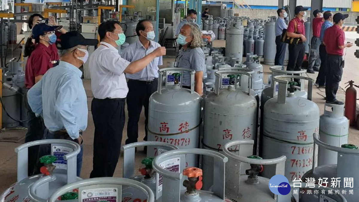 ▲高市消防局簡任技正率隊督導液化瓦斯灌裝台設施。（圖／記者 許高祥 翻攝）