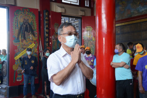 鎖港北極殿千秋寶艦試航出巡遶境　賴峰偉祈願保佑家戶平安