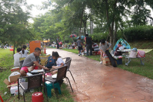 200組親子烤肉於樹蔭下開烤香氣四溢。（記者扶小萍攝）