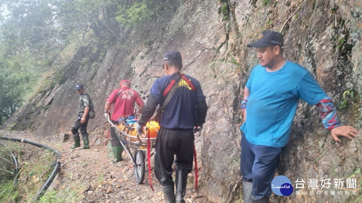 救援人員將遇難山友大體搬運下山交由警方及家屬辦理行政相驗。