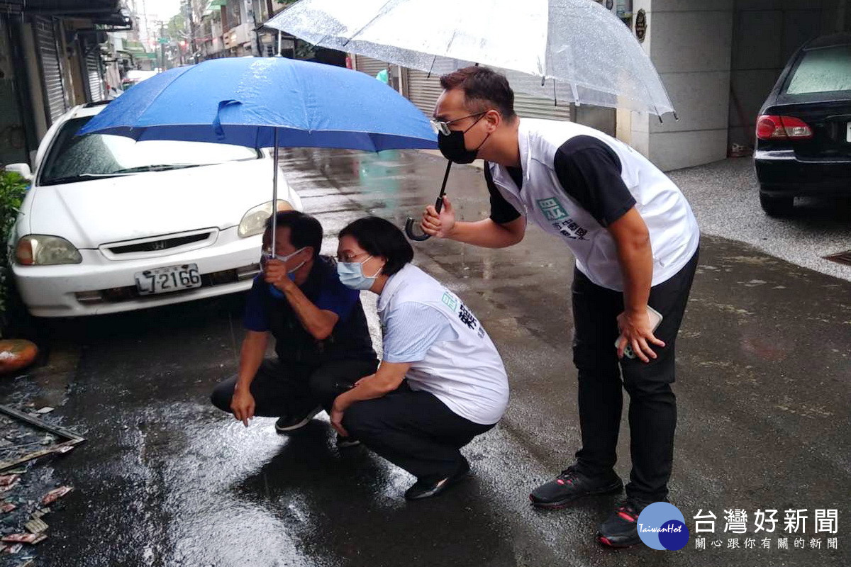 台灣民眾黨桃園市長候選人賴香伶會同中壢區永光里長黃雪珍，前往中壢區民權路二段出租套房火災現場進行了解。