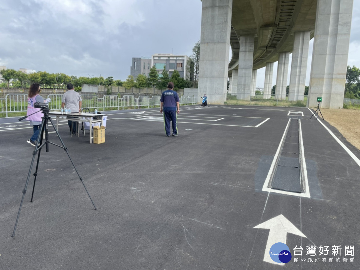 台中市潭子區公所於國道4號橋下空地，打造潭子區首座機車考照練習場。