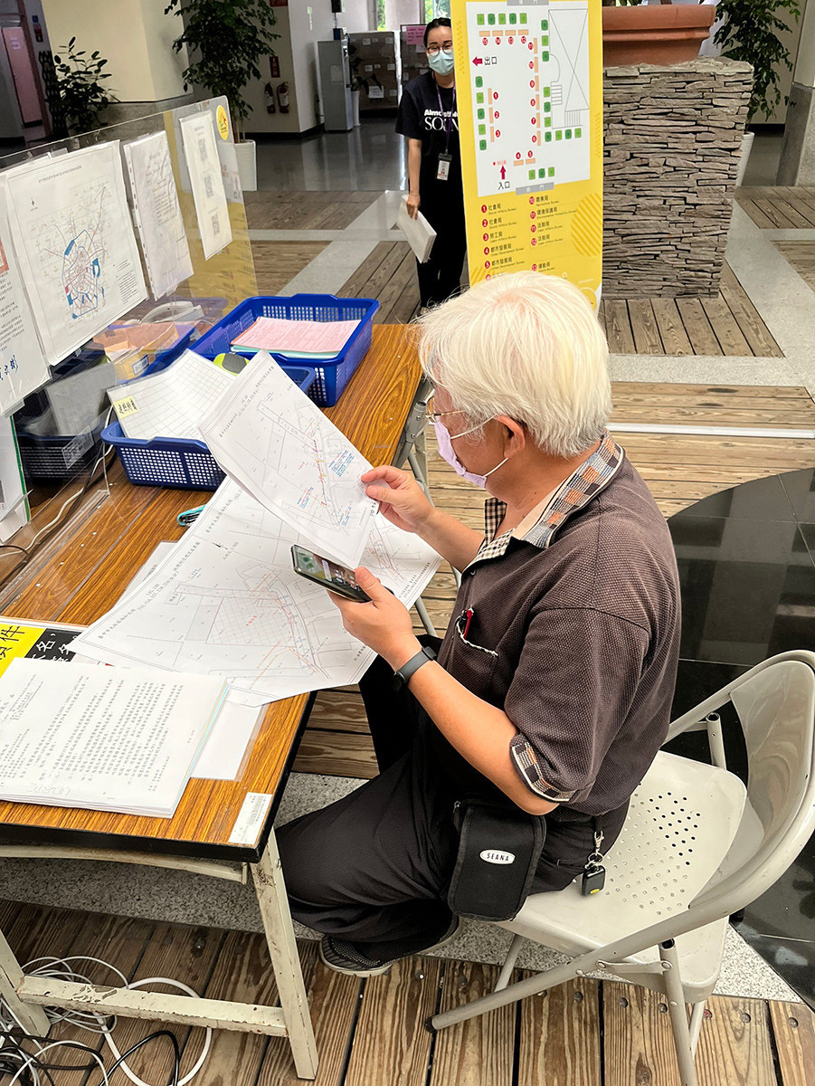 承辦建築線業務多年的黃先生表示現行簡化措施已相當便民(圖/臺中市政府提供)