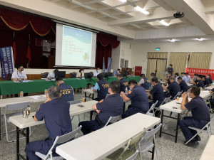 嘉義地檢署檢察長張曉雯率地檢署同仁，分別前往嘉義縣各分局舉辦「111年地方公職人員選舉查賄制暴分區座談會」／嘉義地檢署提供