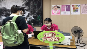▲高市苓雅戶所邀請新興及前鎮戶所進駐高雄師範大學和平校區，受理全校師生辦理戶籍謄本服務。（圖／記者 許高祥 翻攝）