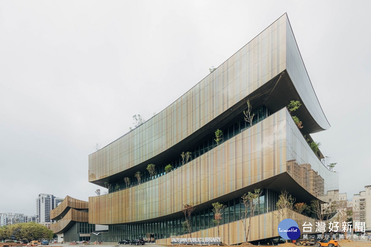 桃園市立圖書館新建總館以「生命樹」為設計主軸，兼顧美學與環保，落成後將成為桃園文化新地標。