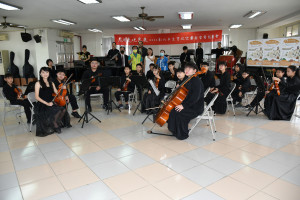 彰化市立管弦樂團訂9月24日晚上7點半起在彰化演藝廳舉行年度音樂會林世賢市長等人宣傳。圖／彰化市公所提供