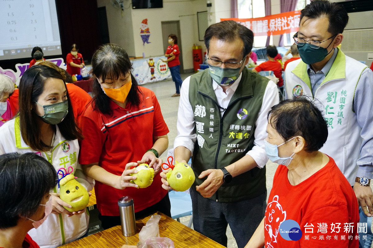 民進黨桃園市長候選人鄭運鵬於平鎮區獅子林社區發展協會與長者們一起手作造型柚子。