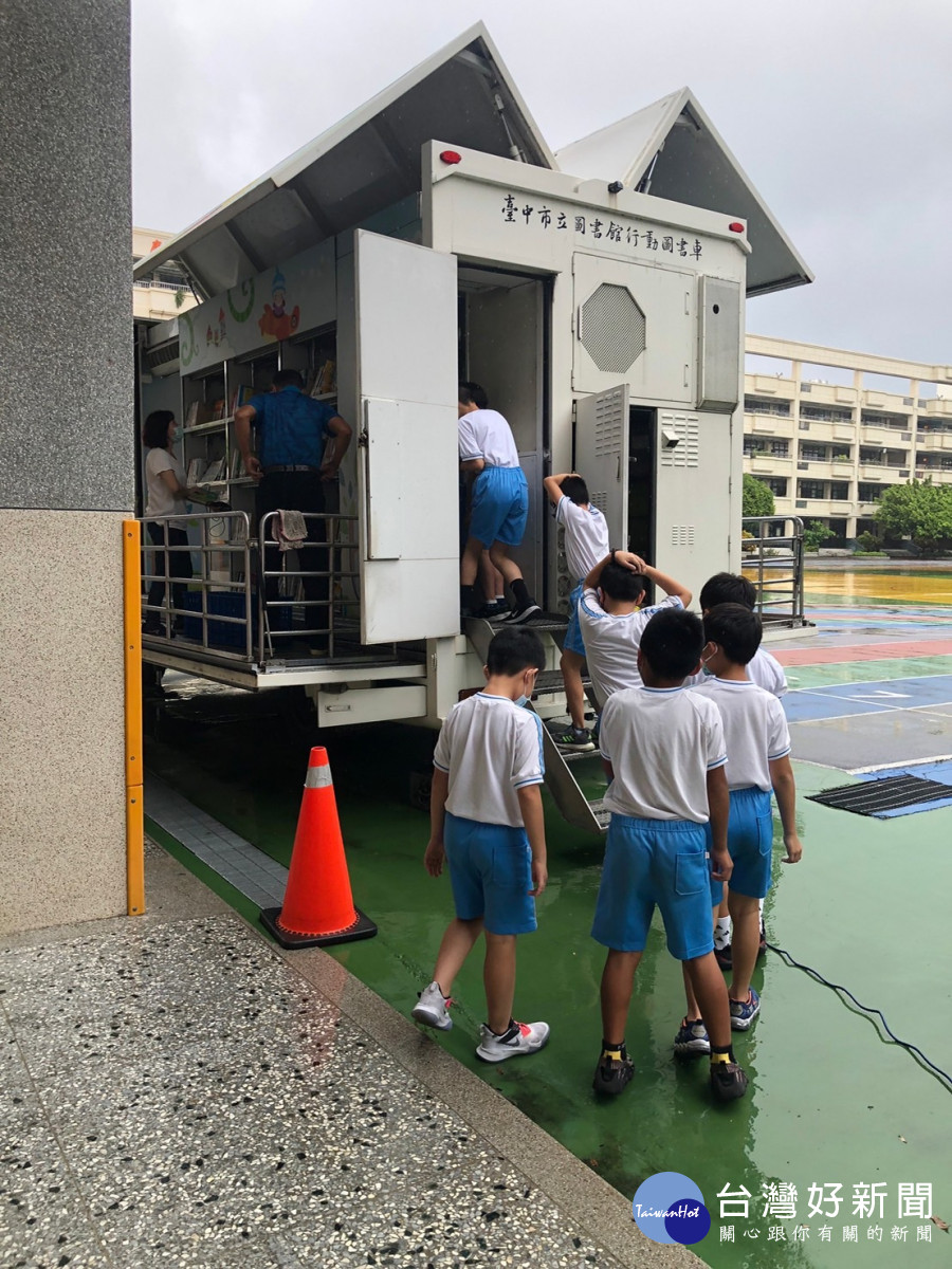 行動圖書車開進瑞穗國小駐點服務。