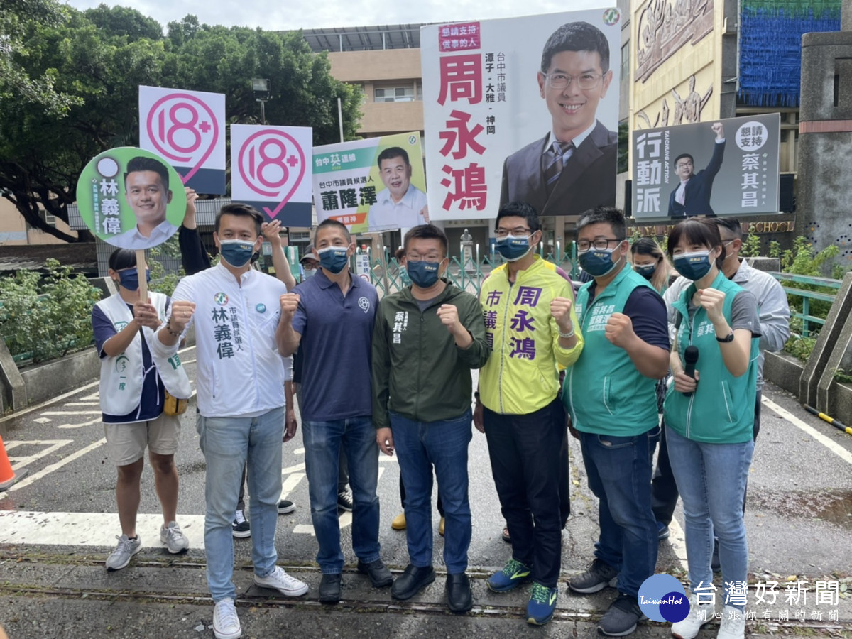 民進黨台中市議員參選人林義偉(前排左一)酒駕被警方查獲，事隔一天宣布退選及退黨。