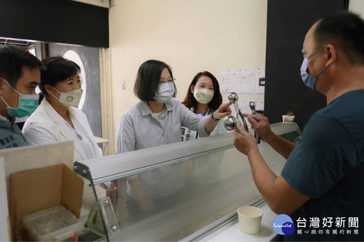 蔡英文出席興大南投校區啟用典禮　推廣國旅觀光自掏腰包購200盒冰淇淋慰勉國軍