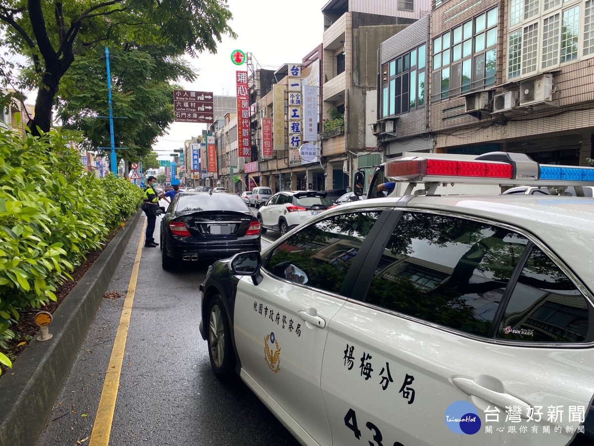 大雨導致車突拋錨，楊梅警救援速排除。