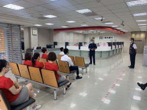 7旬男險遭交友詐騙，斗六警加強金融機構宣導共同組詐／警方提供