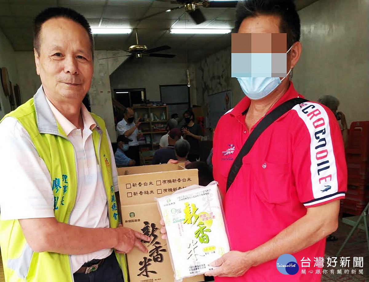 廖龍文理事長捐贈物資給需要的民眾