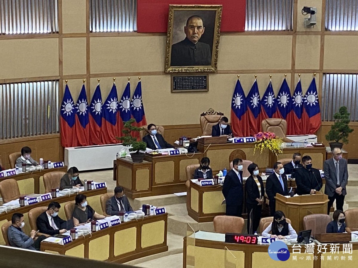 新北市議會市政總質詢,廖宜琨議員今(15)日上午針對市府對於恩恩國賠拒絕案要市府道歉