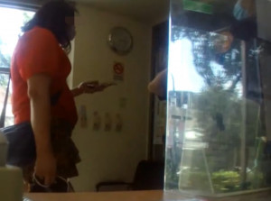 50多歲藍姓婦人直奔板橋警分局信義派出所，神情緊張自己接獲恐嚇電話，電話中要求婦人需準備新臺幣30萬元，才能確保女兒安全