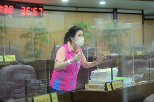 ▲一場活動3張邀請函，市議員謝美英：「食安嘉年華」卻讓人難安！(圖/市議會提供)