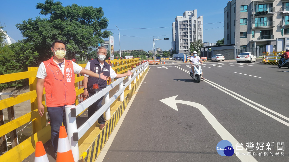市議員參選人楊大鋐反映地方民意，牛埔橋今通車，希望留下便橋，紓解中清路車潮。