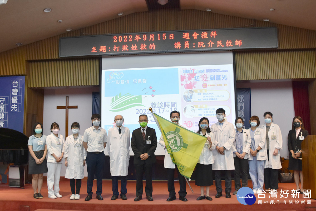 彰基院長陳穆寬教授(圖中)率領醫療團前往連江縣莒光鄉義診。圖/記者鄧富珍攝