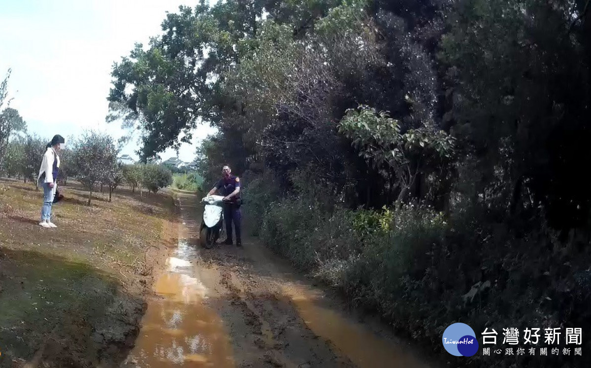 導航帶錯路女子騎車陷泥濘，幸遇暖警推車助解圍。
