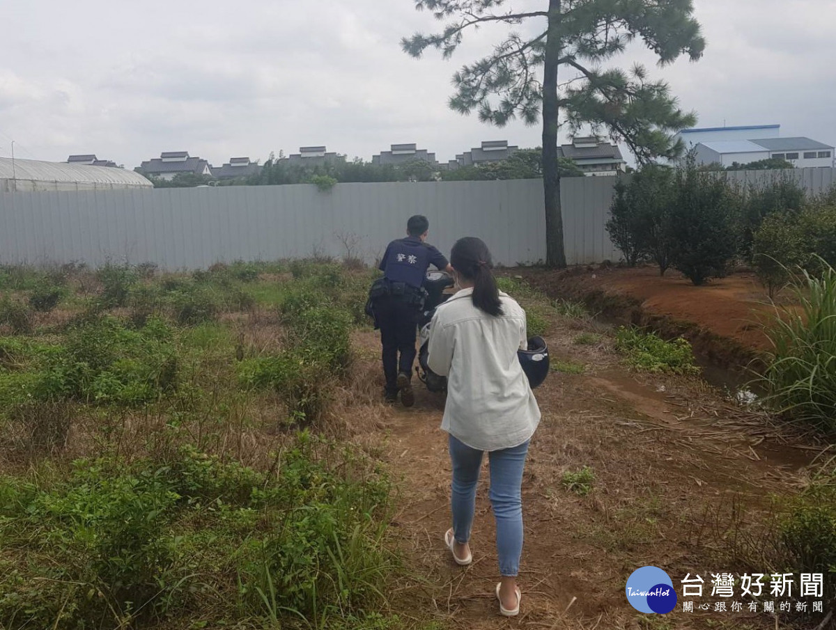 導航帶錯路女子騎車陷泥濘，幸遇暖警推車助解圍。