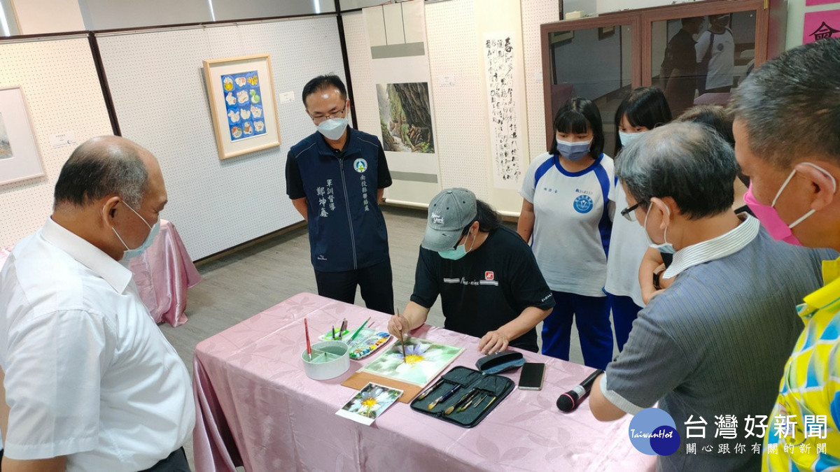 林世輝理事長親自示範水彩技法。