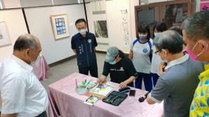 林世輝理事長親自示範水彩技法。