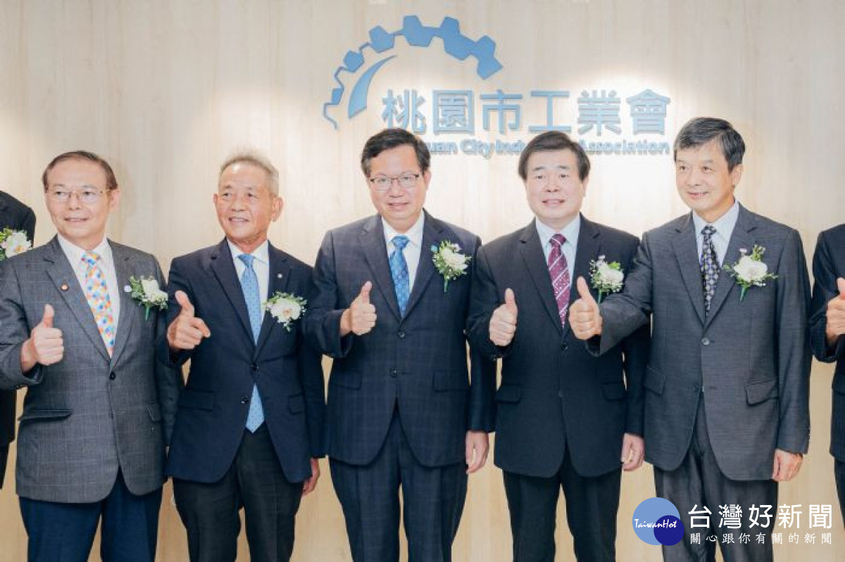 市長與黃理事長及各會員合影。