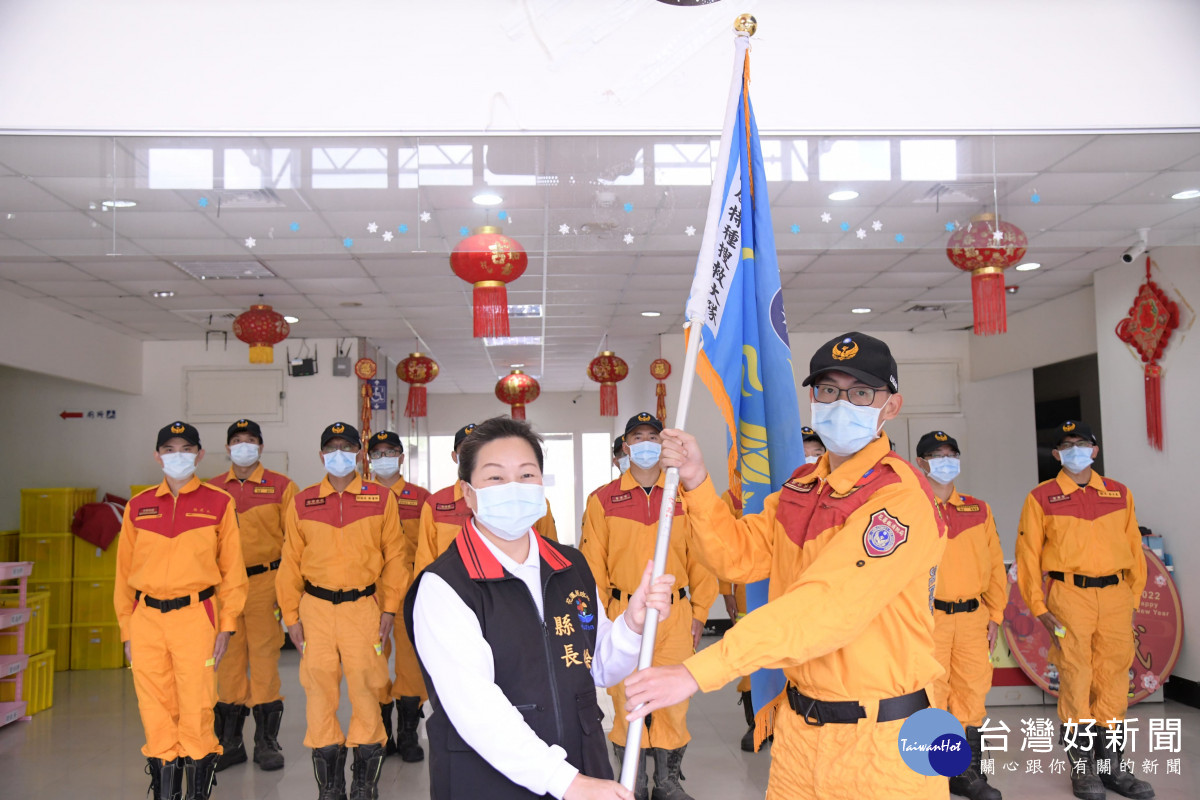 花蓮縣消防局特種搜救隊出國參訓　徐榛蔚親臨授旗預祝訓練圓滿順利