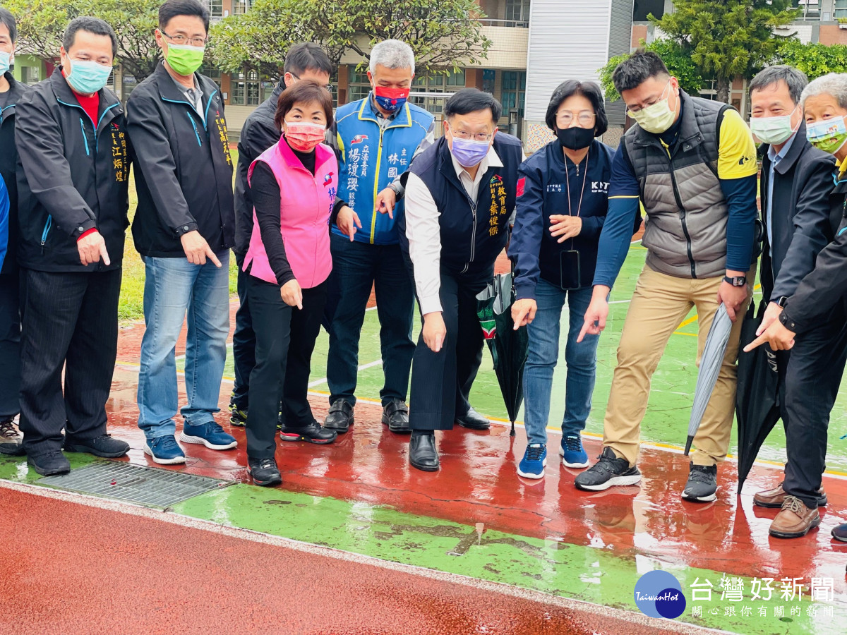 立委楊瓊瓔偕同市議員吳顯森、賴朝國、羅永珍向教育部體育署和教育局爭取運動操場及周邊設備整建。