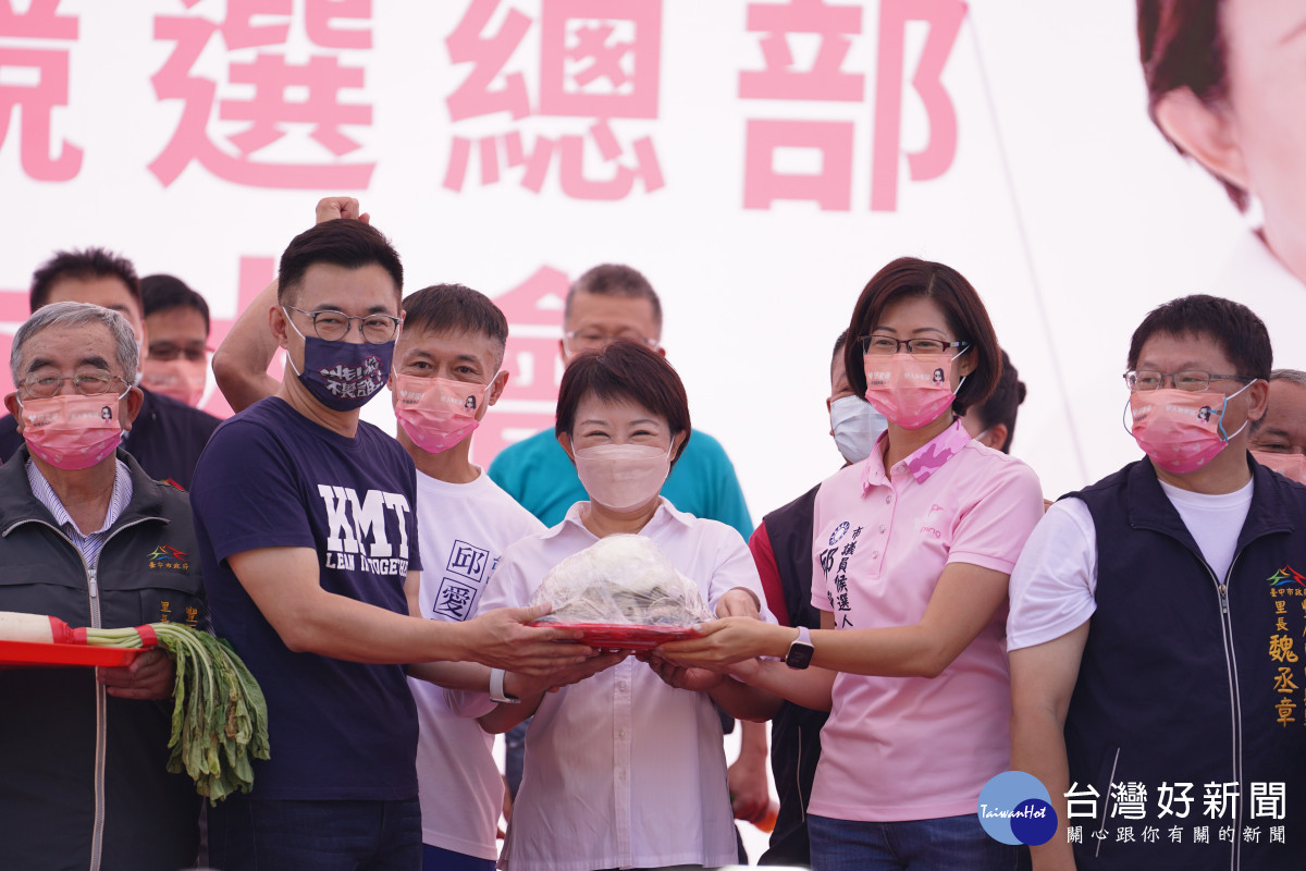 台中市長盧秀燕合體台中市第四選區市議員候選人邱愛珊拉抬聲勢。