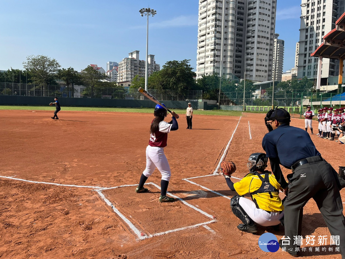 女子棒球聯賽於臺中萬壽棒球場進行首場賽事。