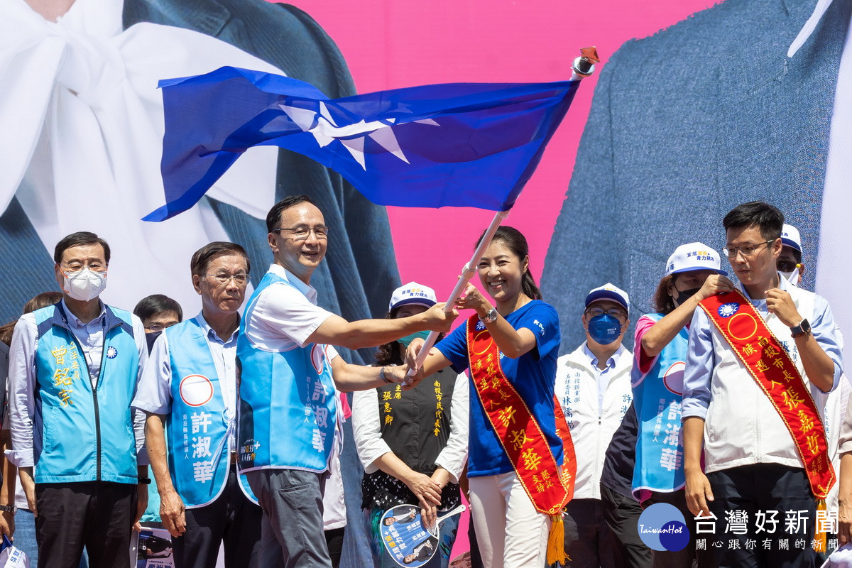 國民黨主席朱立倫為許淑華授旗。（記者扶小萍攝）