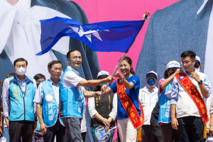 國民黨主席朱立倫為許淑華授旗。（記者扶小萍攝）