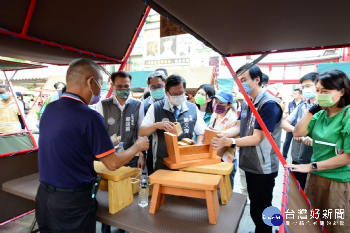 環保局與六和商圈合辦二手市集,展售作工精緻的家具。