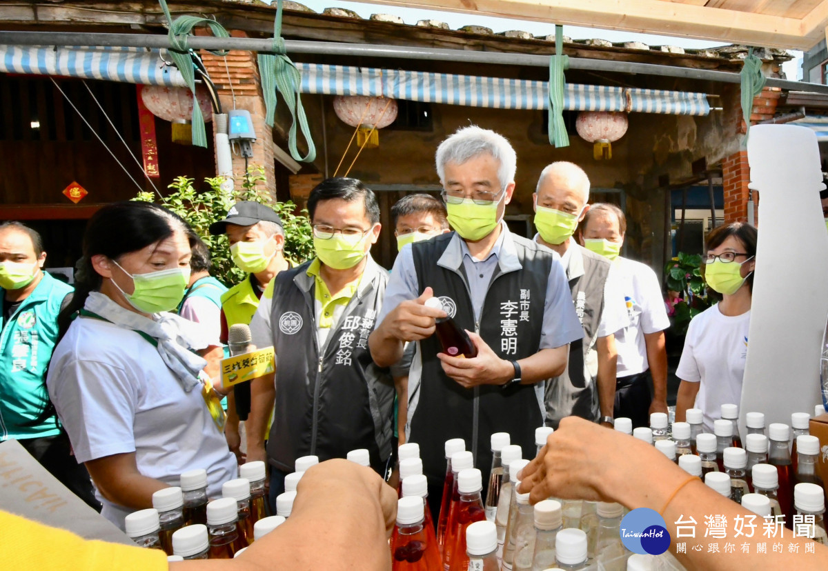 導覽人員向李憲明副市長介紹產品。<br /><br />
<br /><br />
