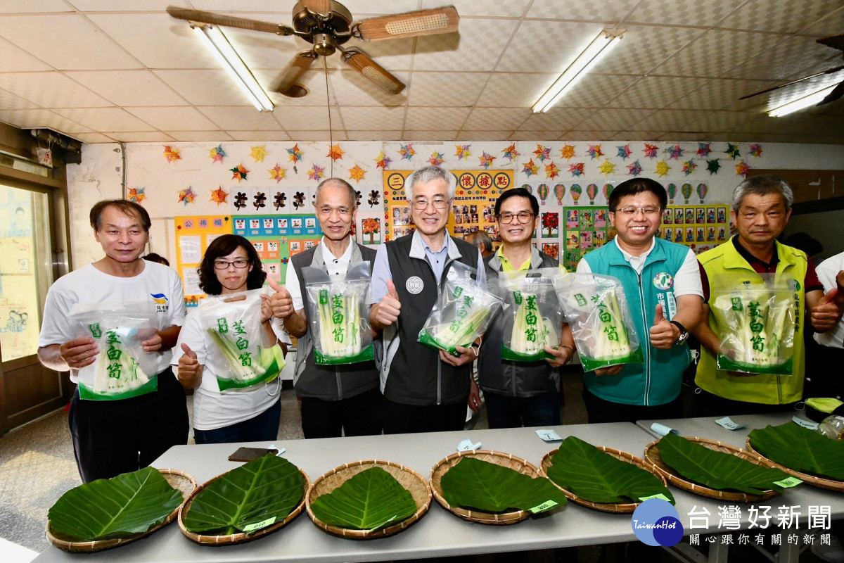 李憲明副市長與貴賓一同展示茭白筍，邀請民眾一起品嚐在地鮮美。