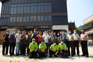 市長與貴賓於瑞三整煤廠前合影，一同重新打開整煤廠礦業重要回憶