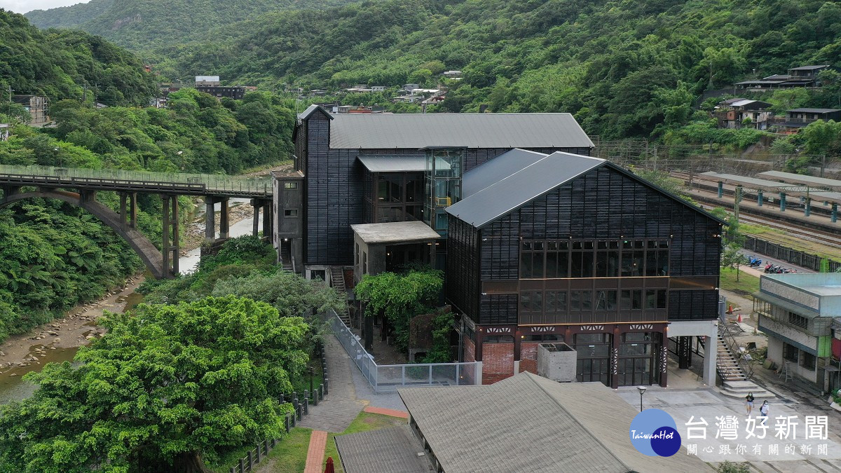 從空中俯瞰瑞三整煤廠，新舊完美結合的建築物，展示猴硐礦業文史