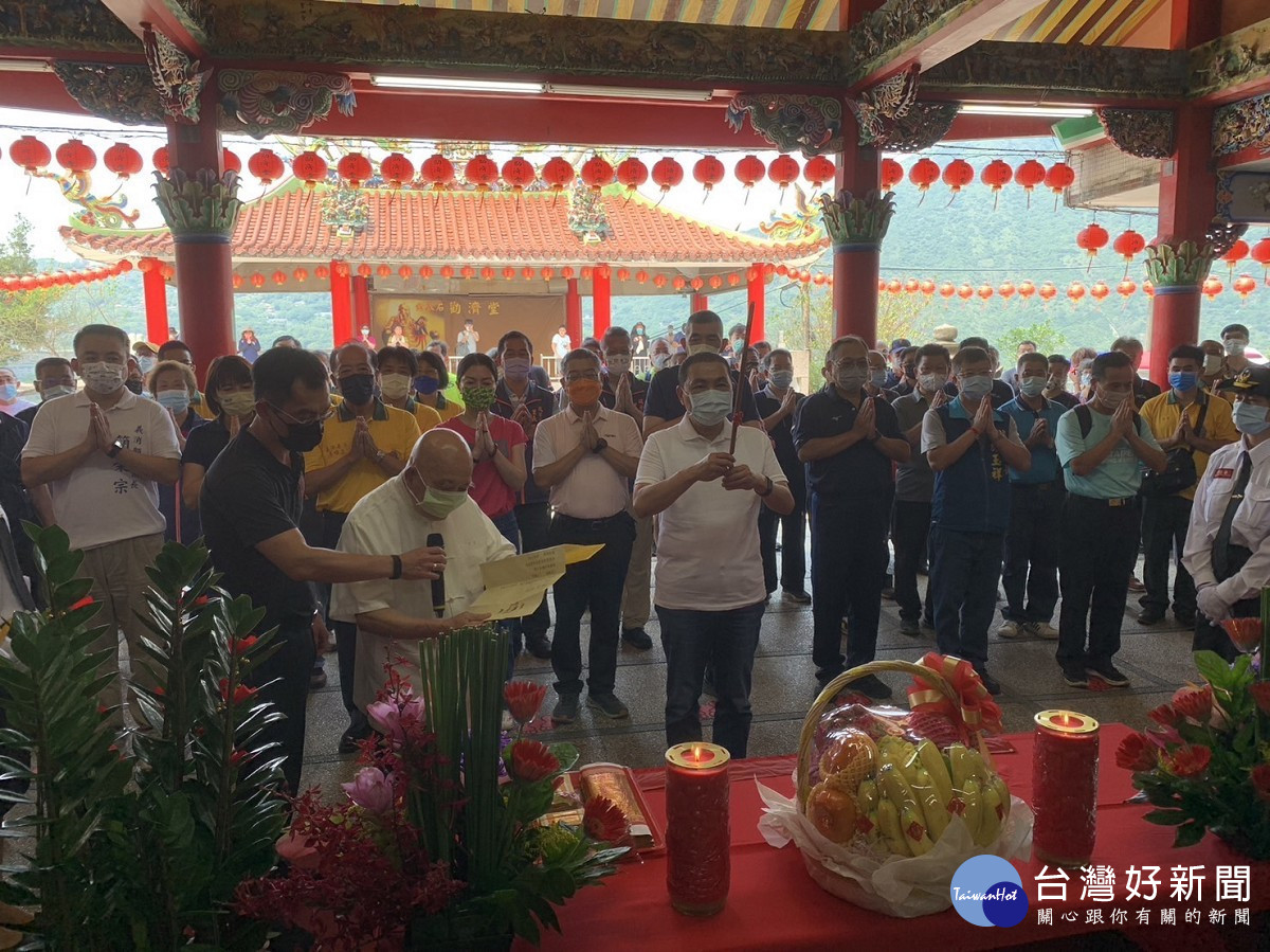 新北打火英雄登山健行祈福　凝聚團隊士氣及鍛鍊體魄