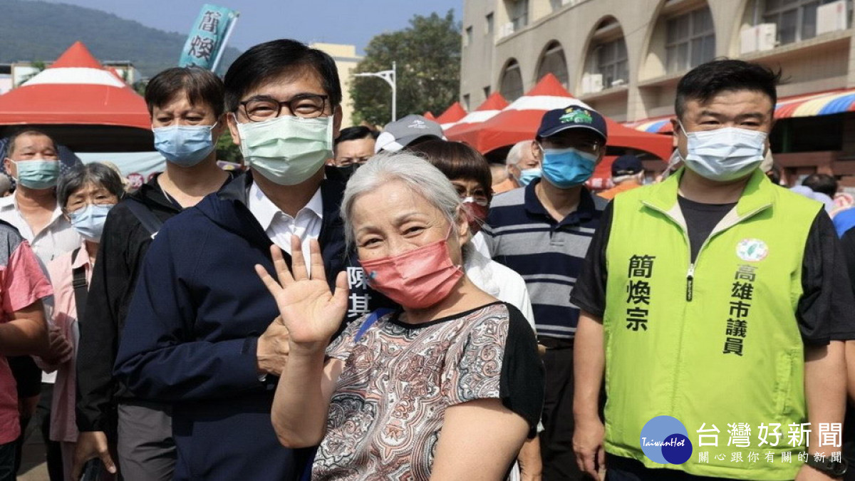 ▲陳其邁提前為老人家過一個溫馨快樂的重陽節。（圖／記者 許高祥 翻攝）