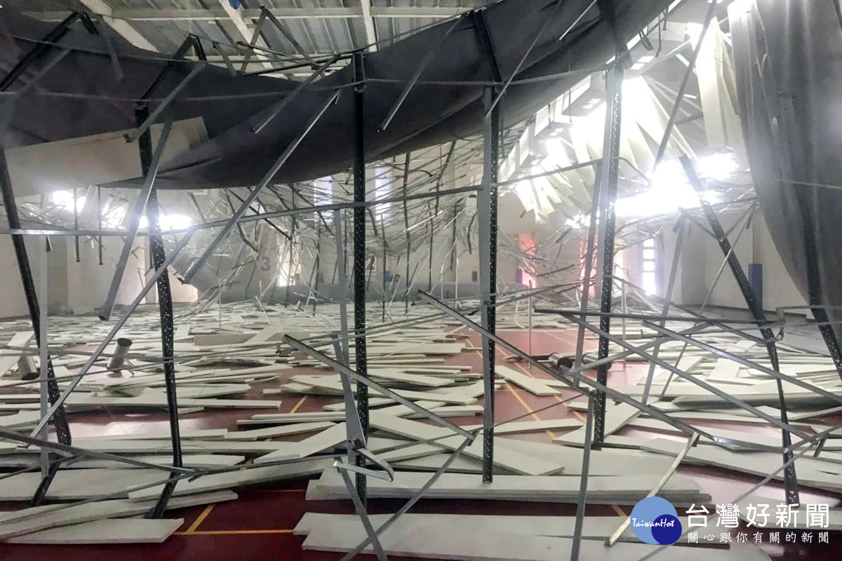 八德國民運動中心羽球場地天花板坍塌現場。